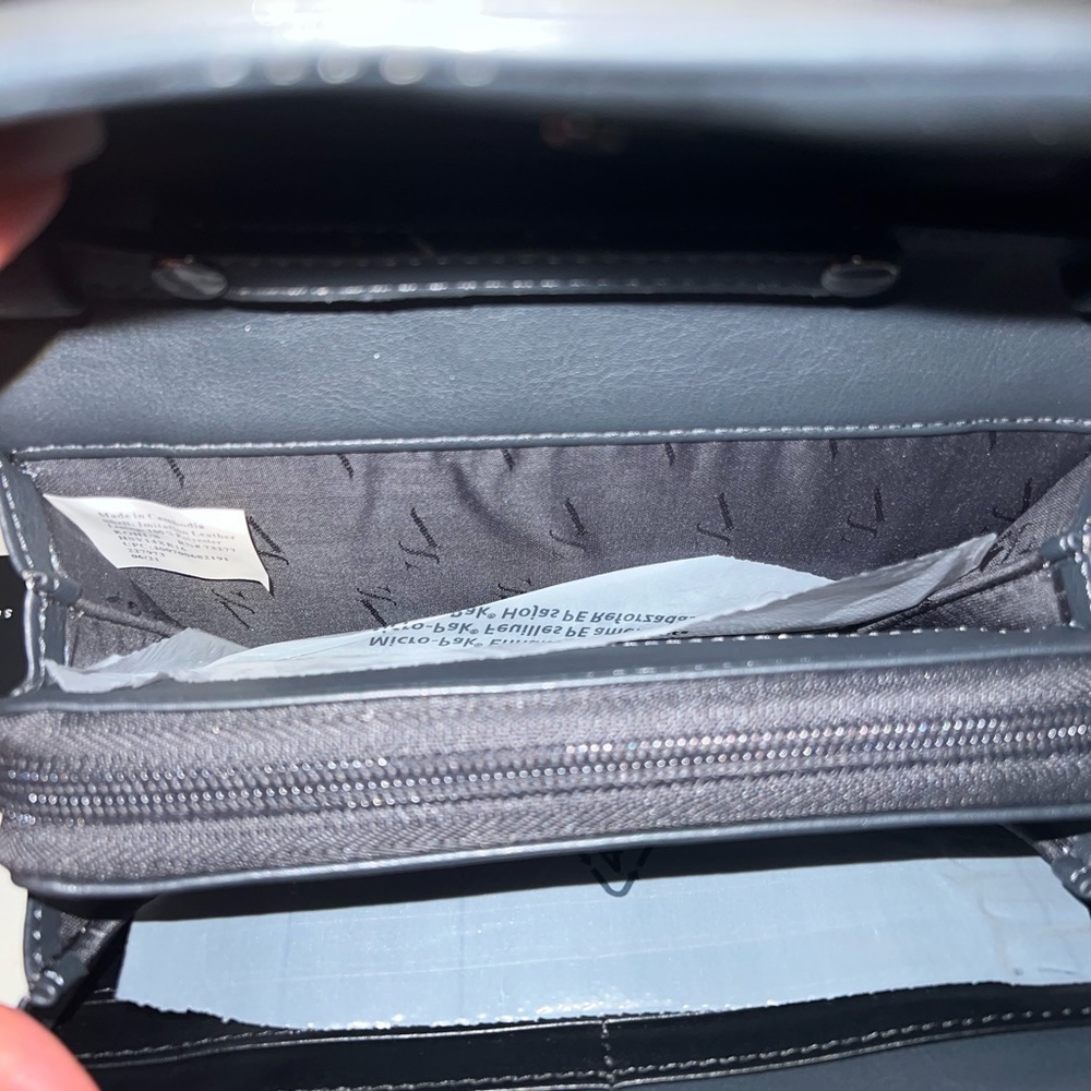 Black Simply Vera Vera shoulder bag. Great for holding phones!!